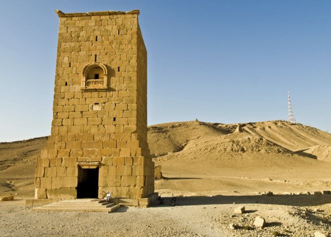 Una de las torres funerarias Una de las torres funerarias