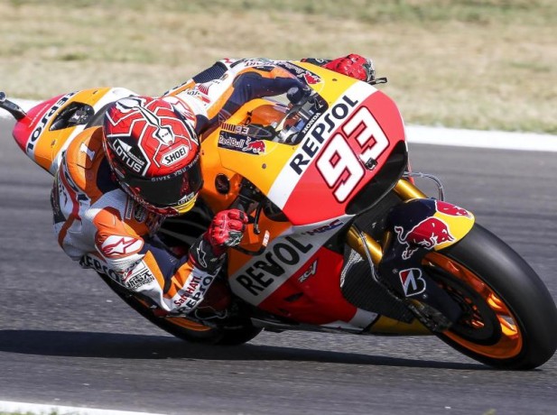 Márquez gana en MotoGP en Gran Premio de San Marino; Rossi da paso hacia título