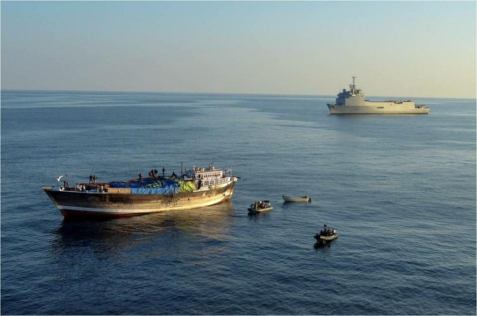 Un barco pesquero somalí frente a un barco de guerra francés