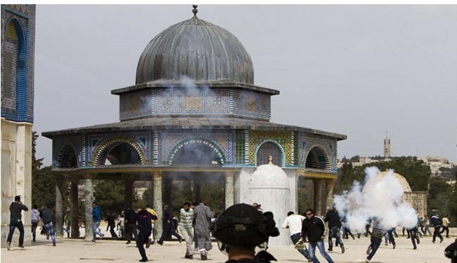 Policías israelíes y manifestantes palestinos