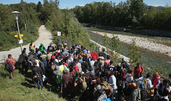 Inmigrantes en Croacia, esquivando un campo de minas