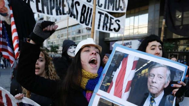 Una manifestante en Argentina protesta contra las decisiones de Griesa, sosteniendo una foto del juez