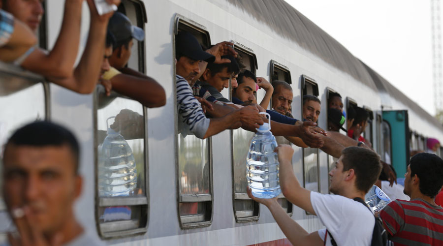 Inmigrantes en un tren en Croacia reciben agua