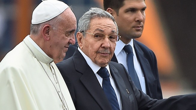 El papa-a la izquierda-y Raúl Castro El papa-a la izquierda-y Raúl Castro