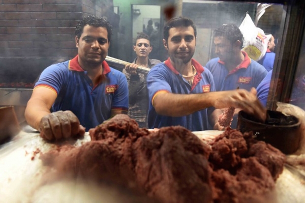 Dos hombres trabajan en el Kaber Sobhi