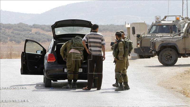 Soldados israelíes registran un coche palestino en Beit Forek, cerca de Nablus