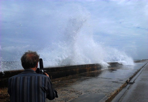 Julien Temple filma el malecón de La Habana, en Cuba