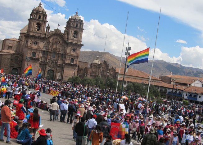 Manifestantes en Cusco, Perú