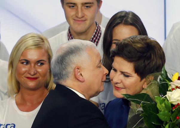 Kaczynski, a la izquierda, felicita a la candidata de su partido, Beata Szydlo.