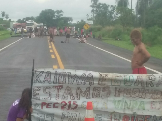 Indígenas bloqueando una carretera en Brasil