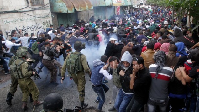 Manifestantes palestinos y soldados israelíes