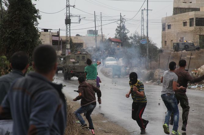 Manifestantes palestinos y soldados israelíes