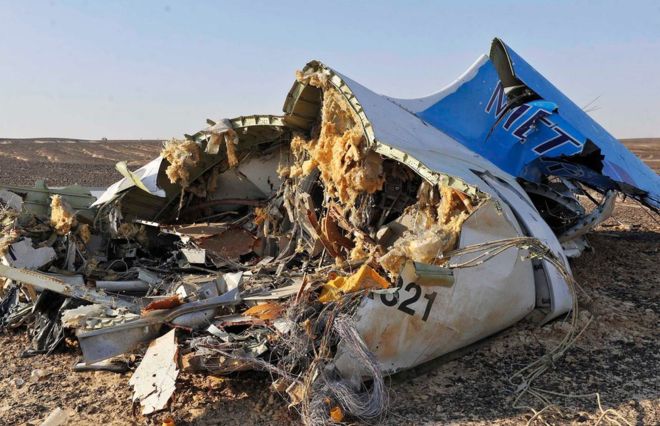 El avión ruso que cayó en Egipto se despedazó en el aire