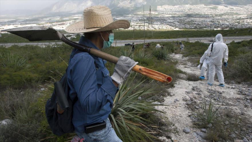 Con pico y pala, familiares buscan a sus desaparecidos en el norte de México