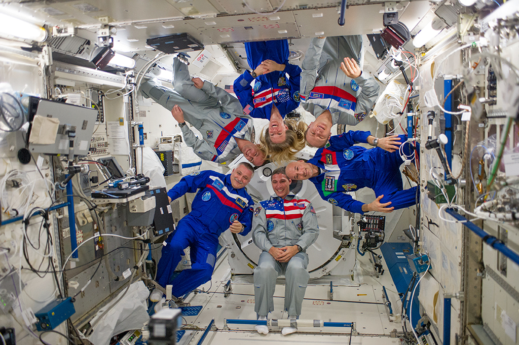 Astronautas en el interior de la estación espacial internacional