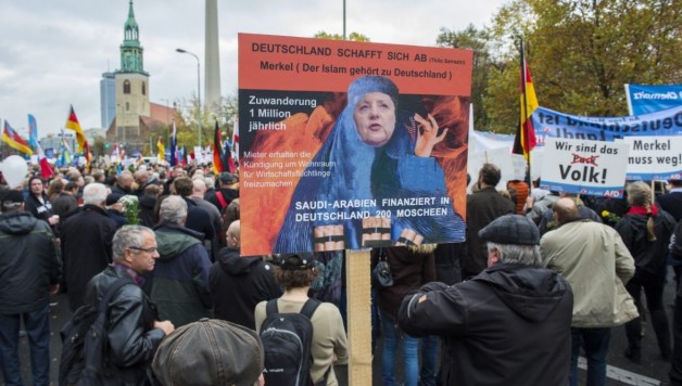 Manifestantes de AfD contra la acogida de refugiados en Berlín