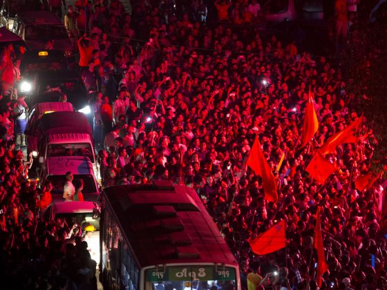 Manifestantes opositores celebran los resultados de las elecciones