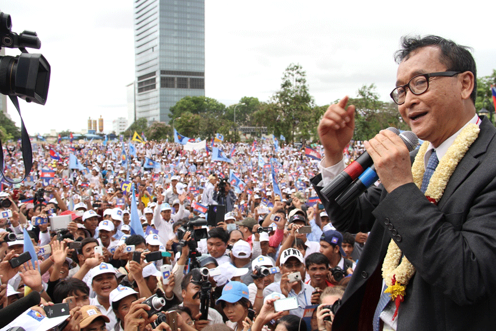 Sam Rainsy dando un discurso en Camboya en 2013