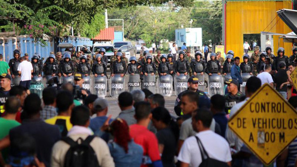 Los emigrantes cubanos ante los policías nicaragüenses