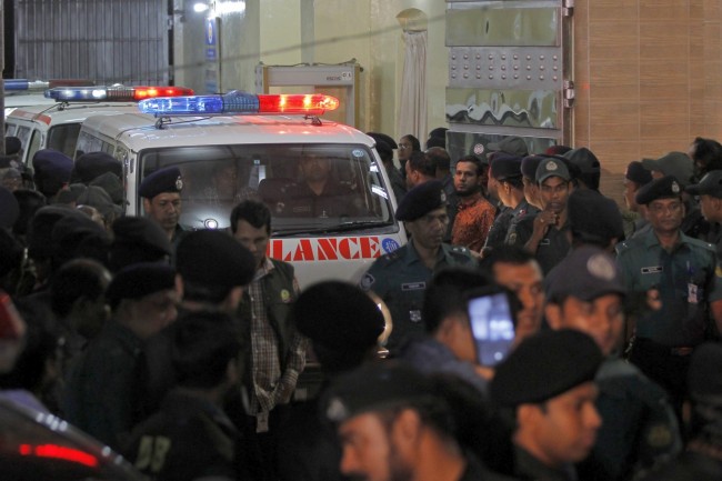Una ambulancia lleva los cuerpos de Ali Ahsan Mohammad Mujahid y de Salahuddin Quader Chowdhury