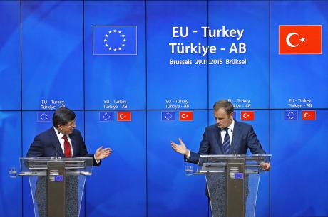 Ahmet Davutoglu-a la izquierda-y Donald Tusk, en Bruselas