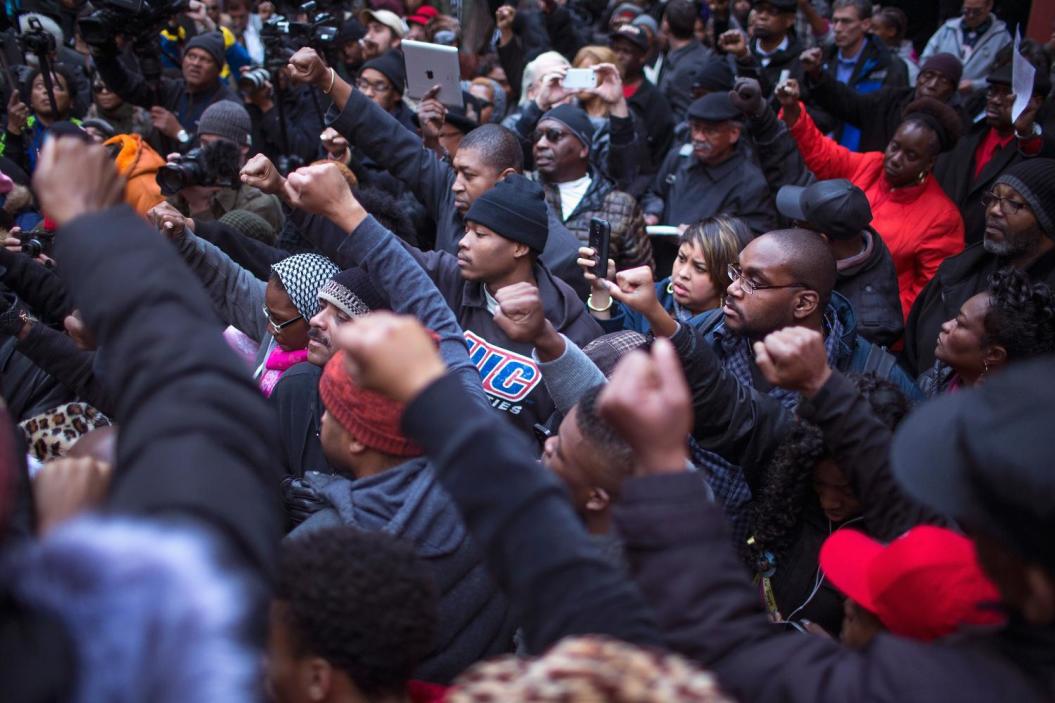 Manifestantes pidiendo justicia por el asesinato de Laquan Mcdonald