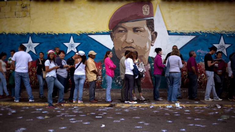 Votantes hacen cola en Venezuela