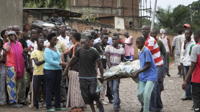 La gente lleva un cadáver en el barrio de Nyakabiga, en Buyumbura, Burundi.