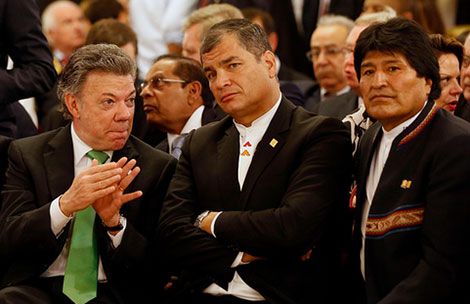 De izquierda a derecha, Juan Manuel Santos, Rafael Correa y Evo Morales