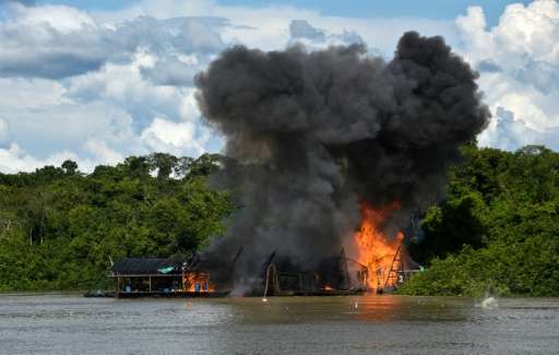 Explosivos destruyen una mina ilegal de oro en Puinawai