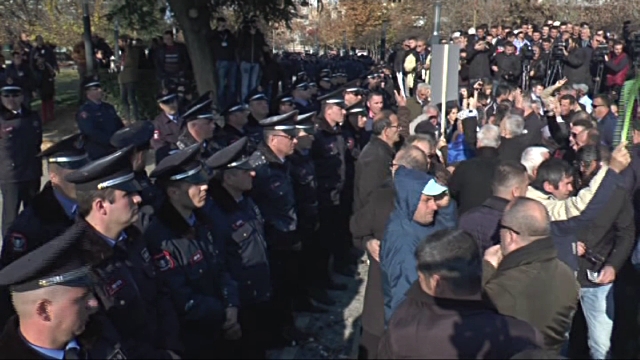 Policías y manifestantes en Tirana