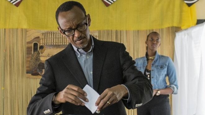 Paul Kagame, votando en Kigali, Ruanda.