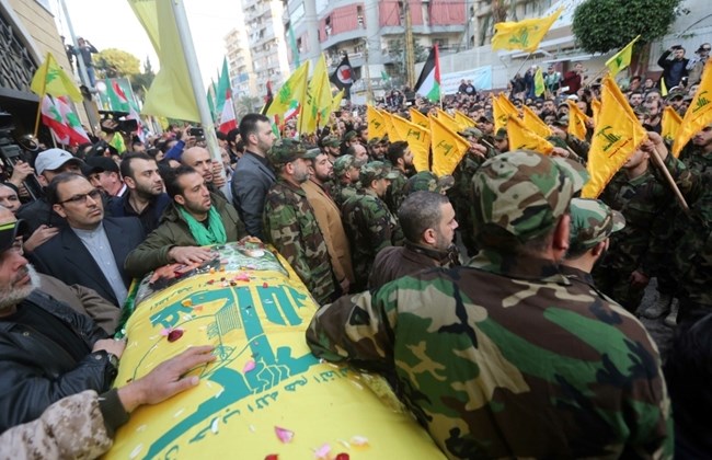 El ataúd de Samir Al Kuntar es llevado por las calles de Beirut