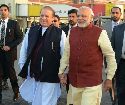 Nawaz Sharif-a la izquierda-y Narendra Modi, ayer, en Lahore