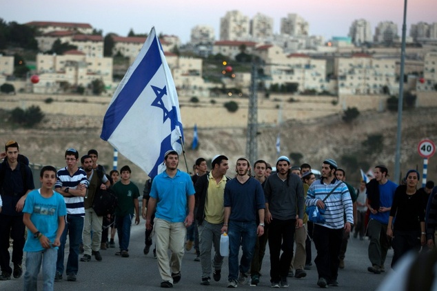 Colonos israelíes marchan cerca de Maale Adumim