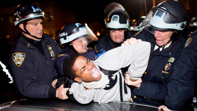 Policías estadounidenses detienen a un manifestante negro