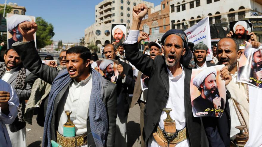 Un grupo de yemeníes protestan por la ejecución en Arabia Saudí del sacerdote chií Nimr Baqer An Nimr