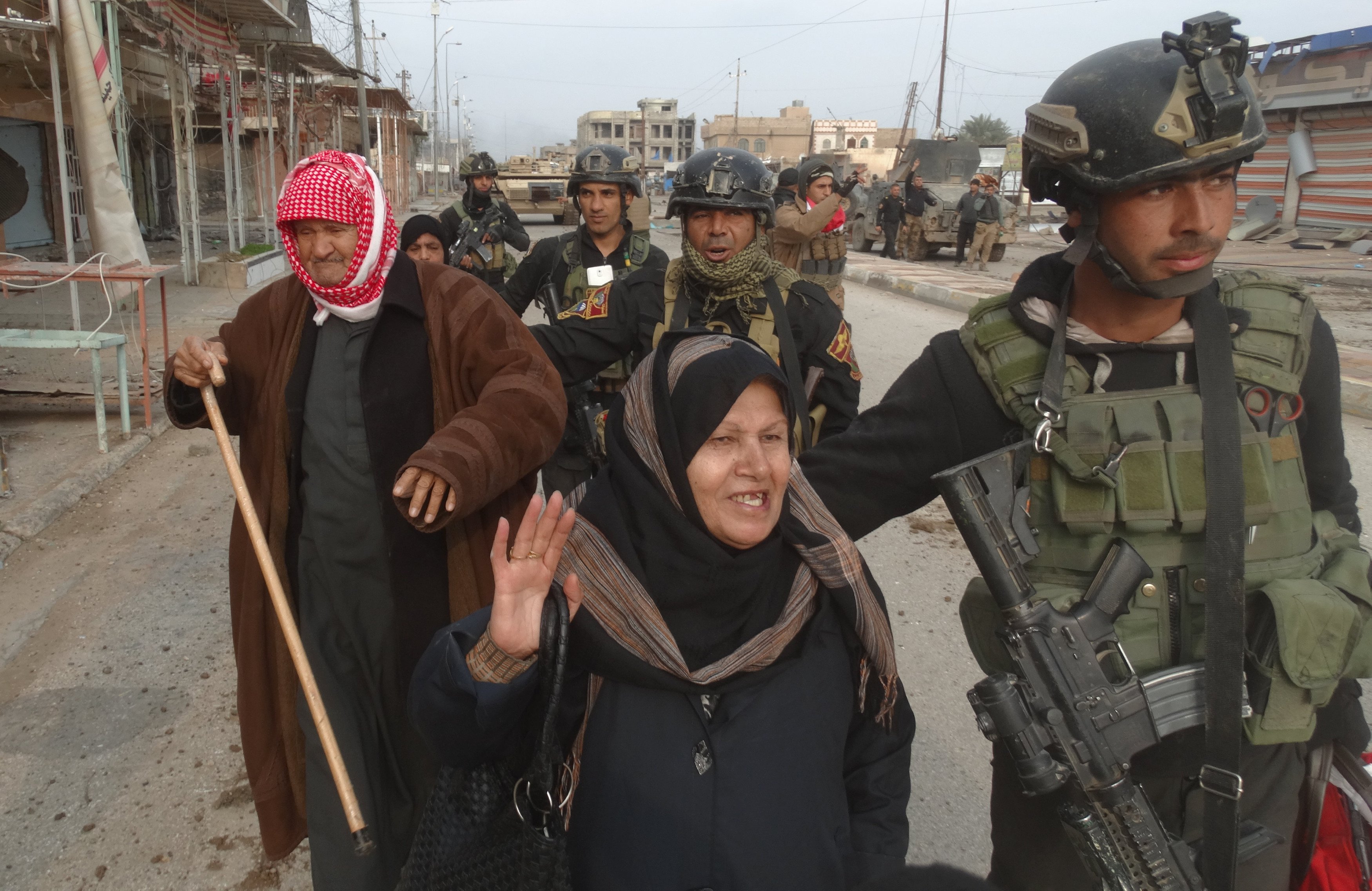 Civiles de Ramadi salen de sus escondites acompañados por soldados iraquíes