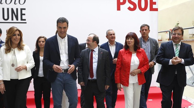 Susana Díaz-a la izquierda-junto a Pedro Sánchez-el más alto-y otros dirigentes del PSOE