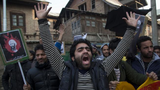 Manifestantes protestan contra la ejecución de Nimr Baqer An Nimr en Cachemira