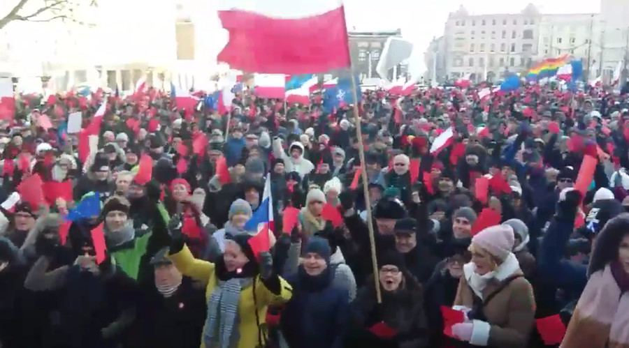 Manifestantes en Polonia protestan contra las nuevas leyes