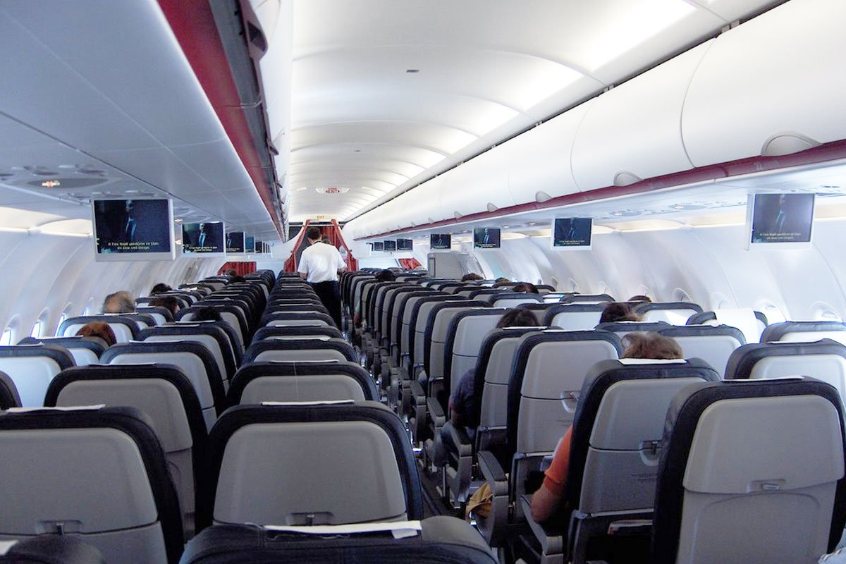 Palestinos se indignan por actitud "racista" de israelíes en avión griego Palestinos se indignan por actitud "racista" de israelíes en avión griego