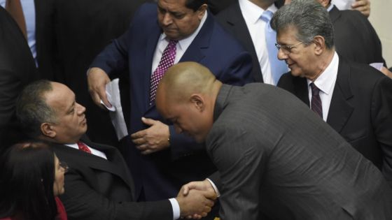 El presidente saliente del parlamento, Diosdado Cabello-a la izquierda-le da la mano al nuevo presidente,Henry Ramos Allup