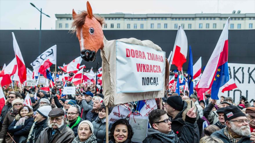 Manifestantes contra la nueva ley en Polonia