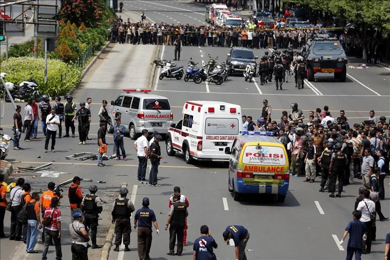 Yihadistas de EI reivindican atentados suicida en barrio de embajadas de Yakarta