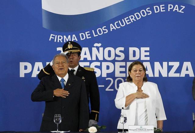 El presidente del Salvador, Sánchez Cerén canta el himno nacional, junto a su esposa