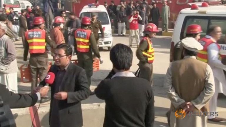 Las ambulancias, enfermeros y bomberos cerca de la universidad