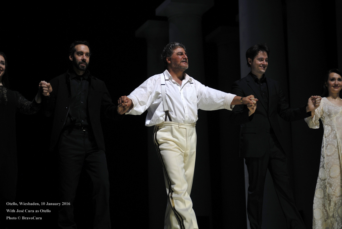 José Cura, de blanco, saludando al final de una representación en Alemania