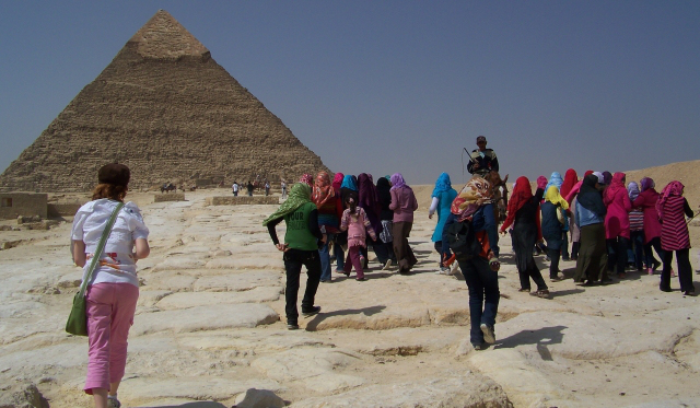 Turistas egipcias visitan las pirámides