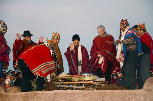 Evo Morales, al centro, celebrando en Tiahuanaco los diez años en el gobierno